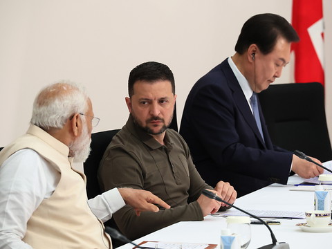 Zelensky obtient de nouveaux soutiens diplomatiques et militaires