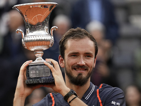 Medvedev remporte son premier tournoi sur terre battue