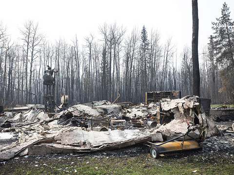 La fumée des incendies fait tousser les Canadiens