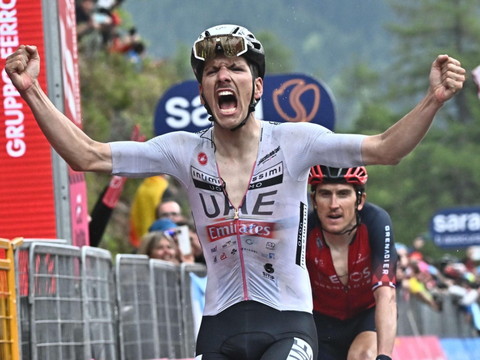 Almeida s'impose au Monte Bondone, Thomas reprend le maillot rose