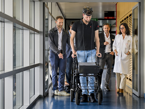 Un paraplégique remarche grâce à une interface cerveau-machine