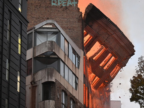 Un immeuble de sept étages en feu à Sydney - quartier menacé