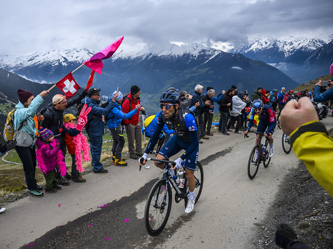Encore raté pour Thibaut Pinot, Thomas garde le rose