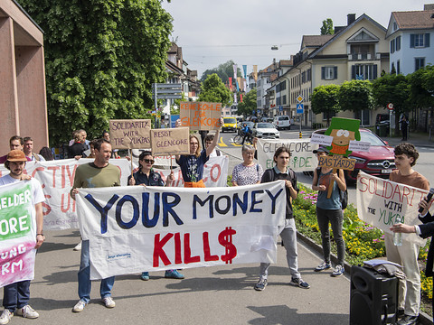 Manifestation devant l'assemblée de Glencore à Zoug