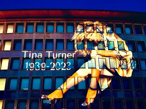 Tina Turner affichée en grand sur l'ambassade américaine à Berne