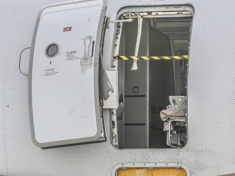 Ouverture d'une issue de secours en vol: le passager 
