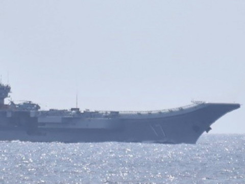 Un porte-avions chinois traverse le détroit de Taïwan