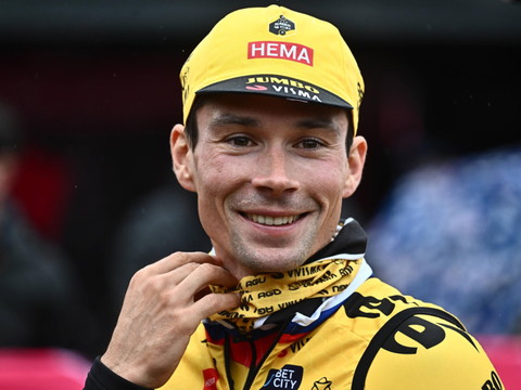 Roglic en rose à la veille de l'arrivée, malgré un saut de chaîne