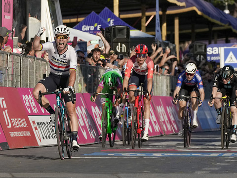 Cavendish s'offre le bouquet final, Roglic le général