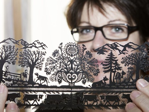 Les découpages de Marianne Dubuis s'exposent à Château-d'Oex (VD)