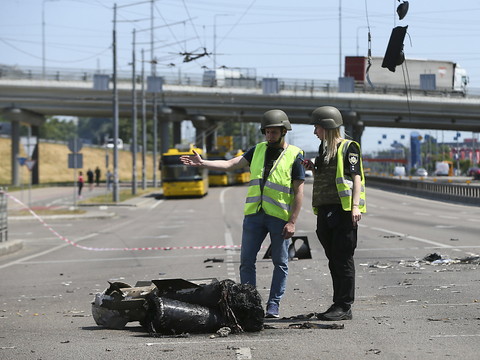 Tirs nourris de missiles sur Kiev, rare attaque en plein jour