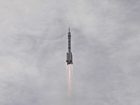 La Chine envoie trois astronautes dans sa station spatiale Tiangong