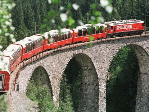 Le Bernina Express des Chemins de fer rhétiques (RhB) a 50 ans