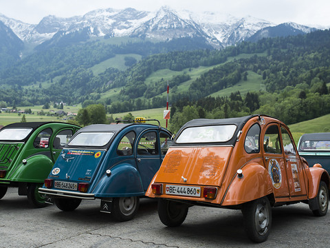 Rencontre mondiale des amis de la 2CV cet été dans le Jura