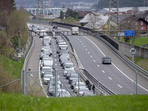 Embouteillage inhabituel de dix kilomètres devant le Gothard
