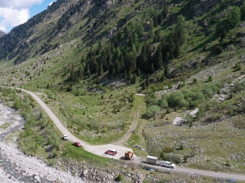 Une paysanne attaquée et projetée en l'air par des vaches