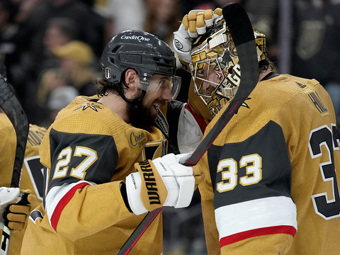 Les Golden Knights prennent la main
