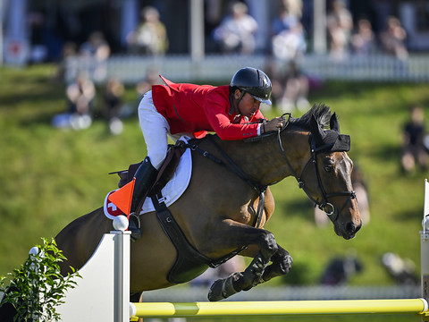 Fuchs saute avec un jeune cheval sur le podium du Grand Prix