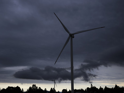 Le Parlement s'accorde sur une offensive éolienne