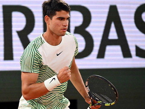 Alcaraz rejoint Djokovic en demi-finale