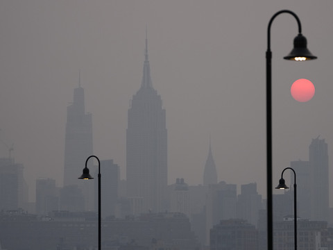 Face à des incendies monstres, le Québec poursuit les évacuations