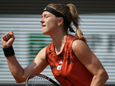 Muchova sort Sabalenka en écartant une balle de match