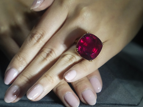 Record pour un rubis géant, 34,8 millions de dollars à New York