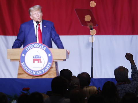 Trump, inculpé, fustige le système judiciaire américain