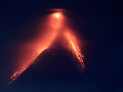 Un volcan crache cendres et gaz toxiques, des milliers d'évacués
