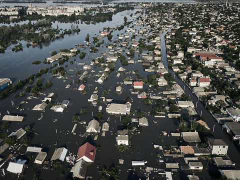 Bateau d'évacués des inondations bombardés: 3 morts et 10 blessés
