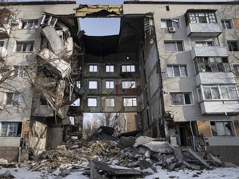 Nouvelles frappes nocturnes en Ukraine: six morts dans un immeuble