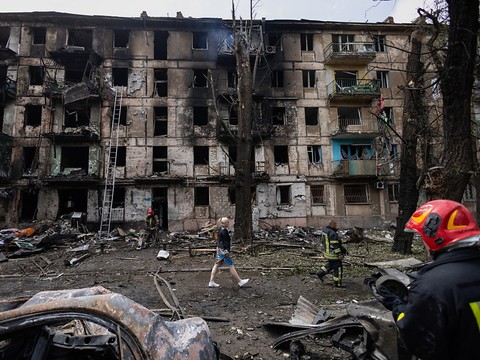 Moscou annonce écraser la contre-offensive et Kiev dit avancer