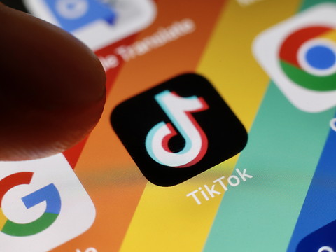 Chez les jeunes, les journalistes en perte d'influence