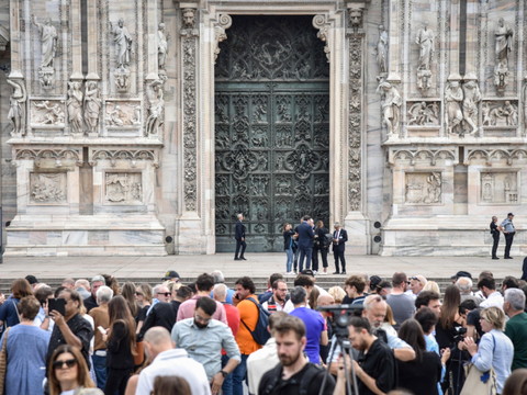 Foule de tifosi et nombreux officiels aux funérailles de Berlusconi