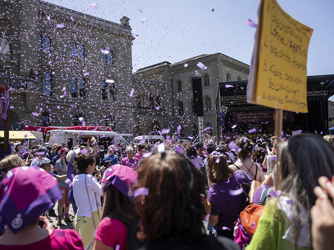 Des milliers de femmes dans la rue pour l'égalité salariale