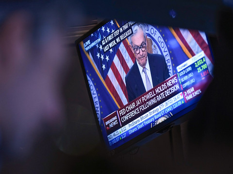La Fed marque une pause et maintient ses taux