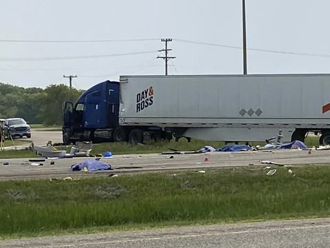 Quinze morts dans un accident de la route dans le Manitoba