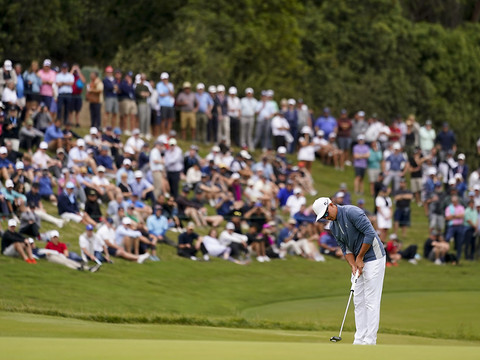 Fowler et Schauffele prennent la tête, record à la clé