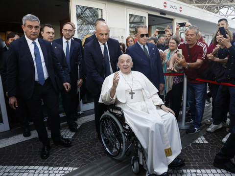 Le pape quitte l'hôpital après un séjour de dix jours
