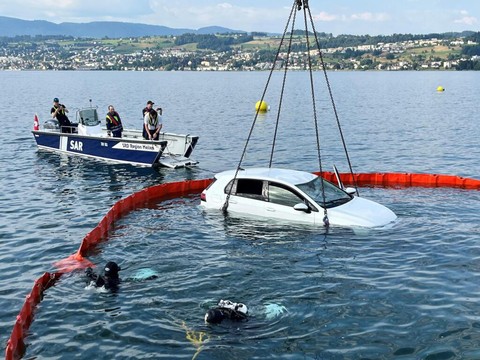 Chute d'une voiture dans le lac de Zurich à Uetikon-am-See