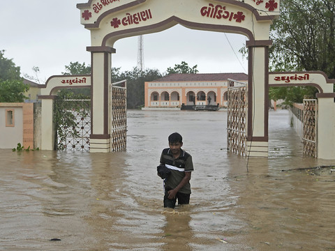 Biparjoy laisse un sillage de destructions sur la côte indienne