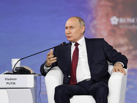 Poutine qualifie Zelensky de 