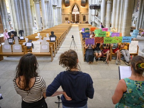 Action du collectif Droit de rester à la cathédrale de Lausanne