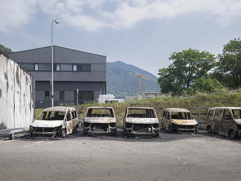 Plusieurs véhicules brûlés dans deux parkings au Tessin