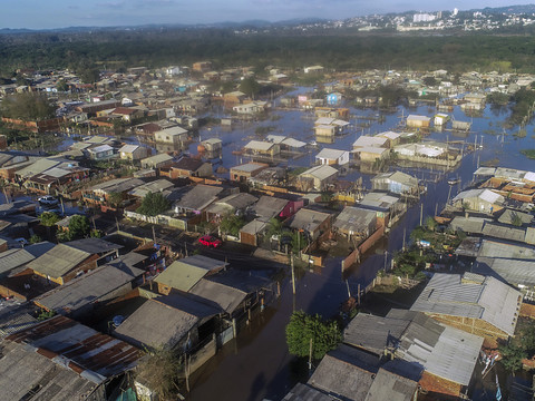 Un cyclone fait 13 morts et trois disparus près de Porto Alegre