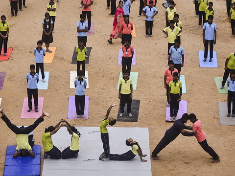 Séance de yoga multinationale à l'ONU avec Modi qui prône 