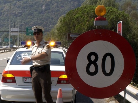Tessin: une automobiliste pincée à 146 km/h au lieu de 80 sur l'A2
