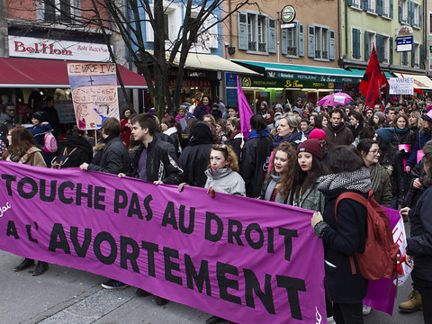 Echec de deux initiatives pour réduire le nombre d'avortements