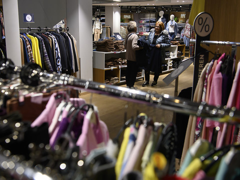Ouverture prolongée des magasins: l'opposition monte au créneau
