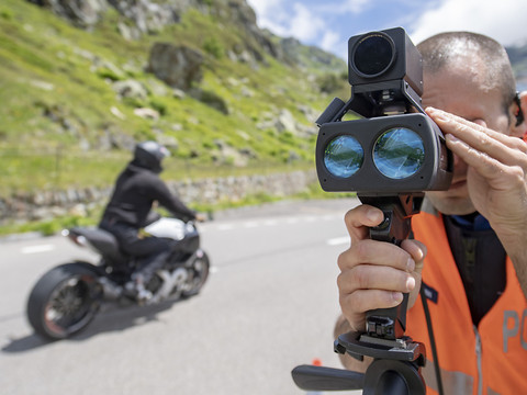 Un motard sans plaque et sans permis pincé en excès de vitesse